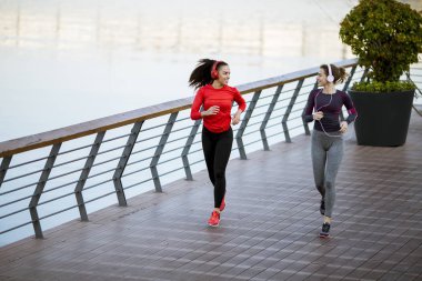 Şehir dışındaki faaliyetlerini sürdüren iki kadın koşucunun sahnesi
