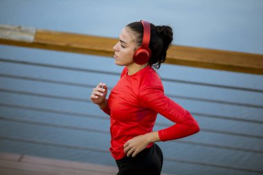 Nehir boyunca çalışan aktif genç güzel kadın, görüntüleme