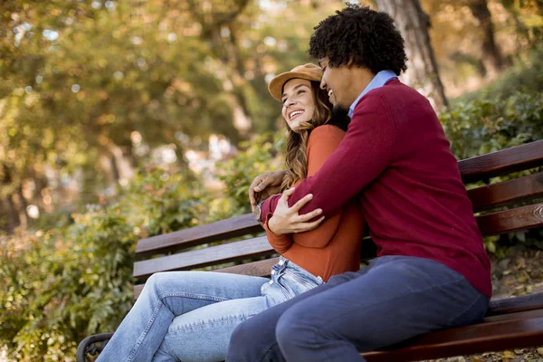 Multiratial Jovem Casal Amoroso Sentado Banco Parque Cidade Outono — Fotografia de Stock