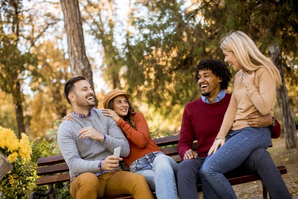 Gruppo Giovani Amici Multietnici Che Divertono Parco Autunnale — Foto Stock