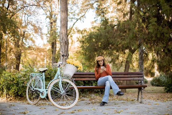 Pretty Young Woman Using Phone Autumn Park Sitting Bench Bicycle — Stock Photo, Image