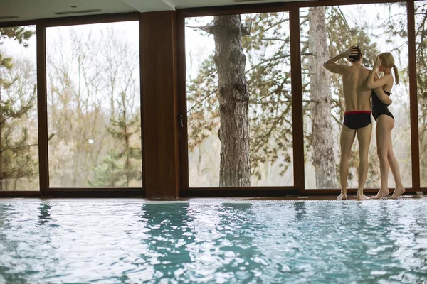 Amante Jovem Casal Relaxante Centro Spa Por Piscina — Fotografia de Stock