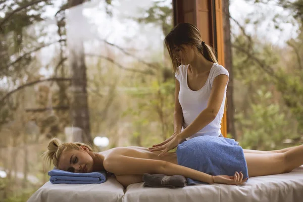 Mulher Bonita Relaxante Com Massagem Mãos Spa Beleza — Fotografia de Stock