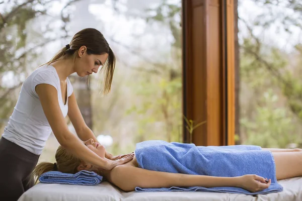 Mooie Jonge Vrouw Ontspannen Met Hand Massage Bij Beauty Spa — Stockfoto