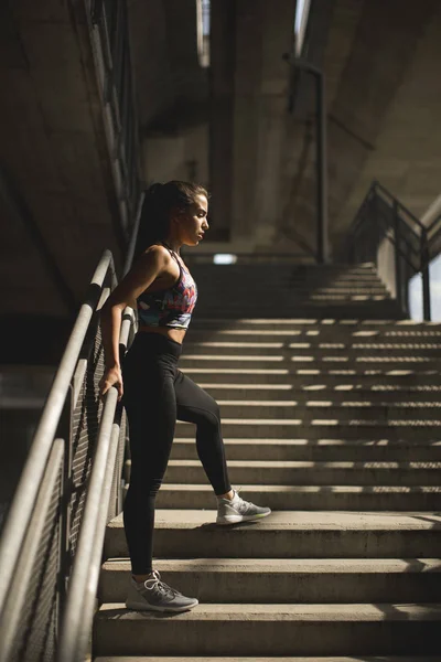 Merdivenlerde Istirahat Oldukça Genç Kadın Atlet Portresi — Stok fotoğraf