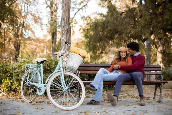 Sonbahar Parkında Bankta Oturan Çok Yönlü Genç Bir Çift — Stok fotoğraf