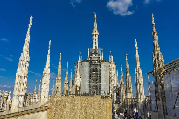 意大利米兰 2019年4月15日 意大利米兰大教堂 Duomo Milano 的米兰天际线景观 这座107米高的大教堂是献给圣母玛利亚的 — 图库照片
