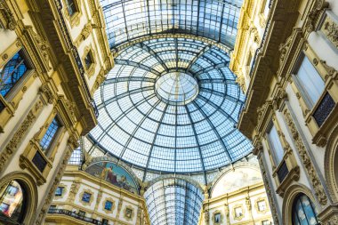 Milan, İtalya - 14 Nisan 2019: Milano 'daki Galleria Vittorio Emanuele Ii' nin detayları. 1877 'de açılan dünyanın en eski alışveriş merkezlerinden biridir..