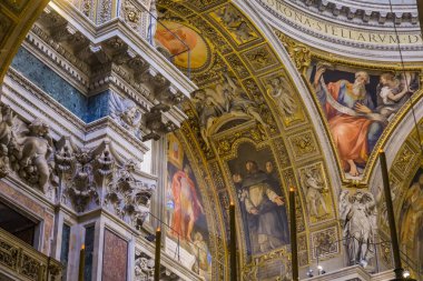 Roma, İtalya - 24 Eylül 2018: Roma'daki Santa Maria Maggiore Kilisesi'nin iç mekanlarının detayları, İtalya. Bir Papalık büyük bazilikası ve Roma'nın en büyük Katolik Marian kilisesidir.