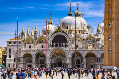 Venedik, İtalya - 26 Mayıs 2019: Venedik, İtalya 'daki Doge Sarayı tarafından tanımlanamayan kişiler. 1340 'ta kurulan Venedik Gotik tarzı bir saray..