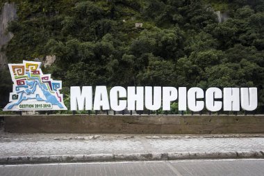 Peru 'da Aguas Calientes' in yol kenarında Machupicchu işareti