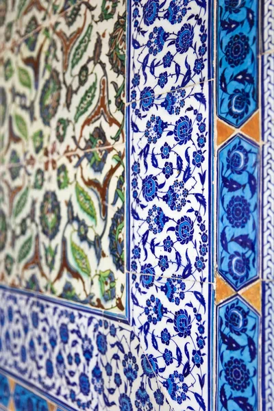 古代オスマン帝国は イスタンブールのトプカピ宮殿から花柄を使用したトルコのタイルを手作りしました — ストック写真