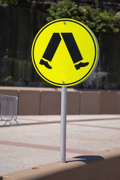 Menschen Gehen Schild Straßenrand Sydney Australien — Stockfoto