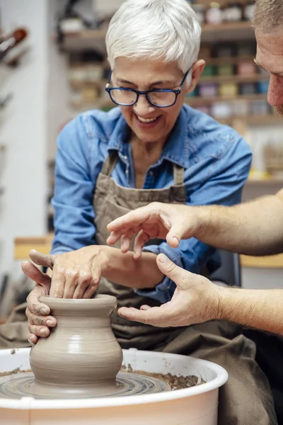 Senior Vrouw Spinnen Klei Een Wiel Met Behulp Van Een — Stockfoto