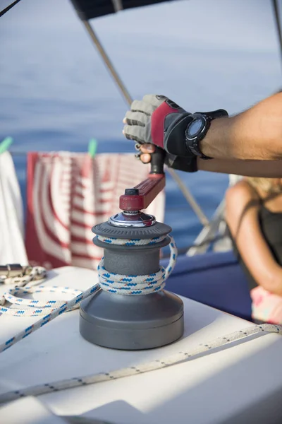 Vela Miembro Tripulación Tirando Cuerda Velero Mar Azul —  Fotos de Stock