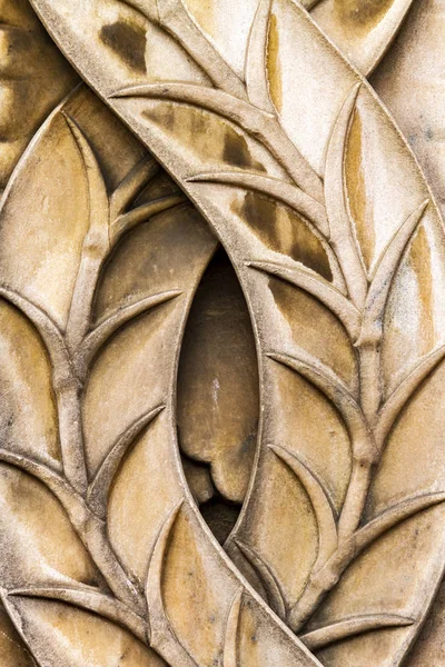 イタリア ミラノのパラッツォ アレンジャリオの装飾的なファサードからの詳細 — ストック写真