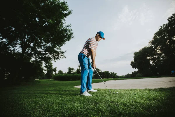 Ung Man Spelar Golfbanan — Stockfoto