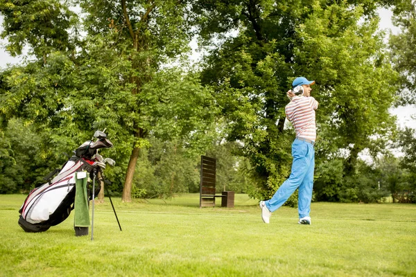 Jeune Homme Jouant Sur Terrain Golf — Photo