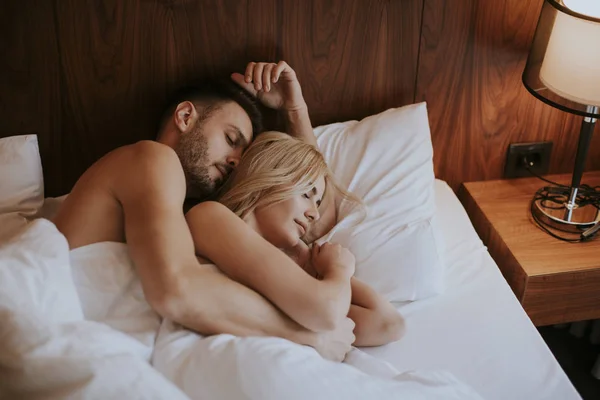 Evlerinde Yataklarında Kucaklaşan Sevimli Genç Bir Çift — Stok fotoğraf