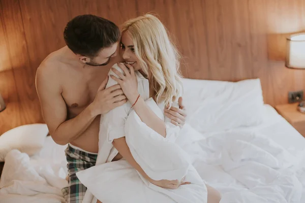 Amar Pareja Joven Cama Dormitorio — Foto de Stock