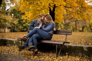 Aşıklar şehir parkında bir bankta oturuyor.