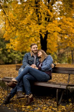 Aşıklar şehir parkında bir bankta oturuyor.