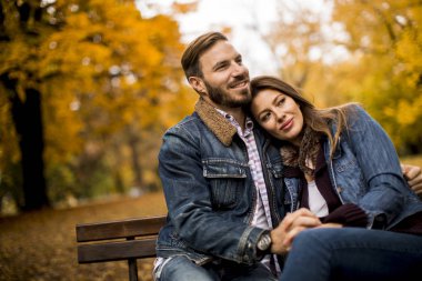 Aşıklar şehir parkında bir bankta oturuyor.