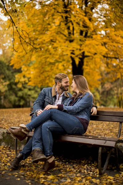 Les Amoureux Sont Assis Sur Banc Dans Parc Ville — Photo