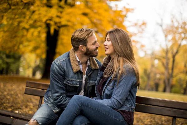 Les Amoureux Sont Assis Sur Banc Dans Parc Ville — Photo