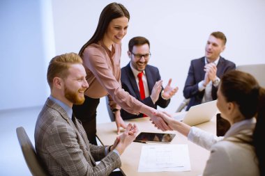 Modern ofiste birlikte çalışan bir grup iş adamı.