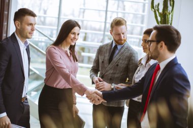 Bir grup başarılı iş adamı ofiste duruyor.