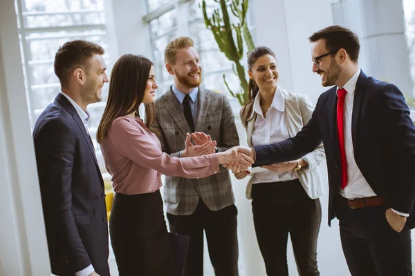 Groupe Gens Affaires Prospères Debout Dans Bureau — Photo