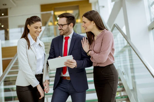 Retrato Tres Jóvenes Empresarios Que Utilizan Tableta Digital Mientras Están — Foto de Stock