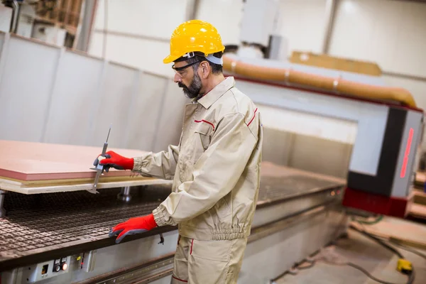 Retrato Unidades Máquinas Operativas Hombre Senior Fábrica Madera Moderna Junto — Foto de Stock