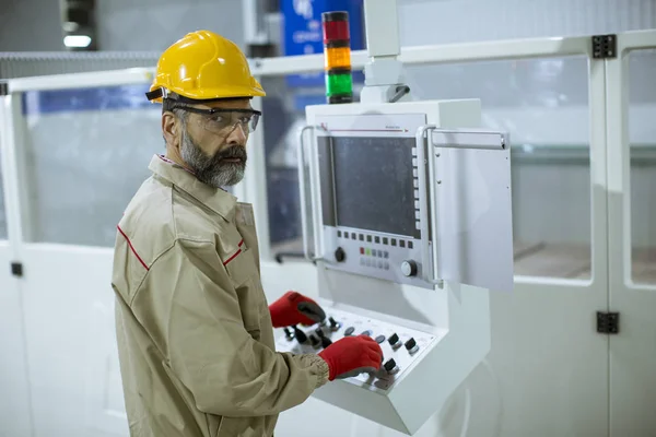 Retrato Homem Sênior Operando Unidades Máquinas Fábrica Madeira Moderna Pelo — Fotografia de Stock