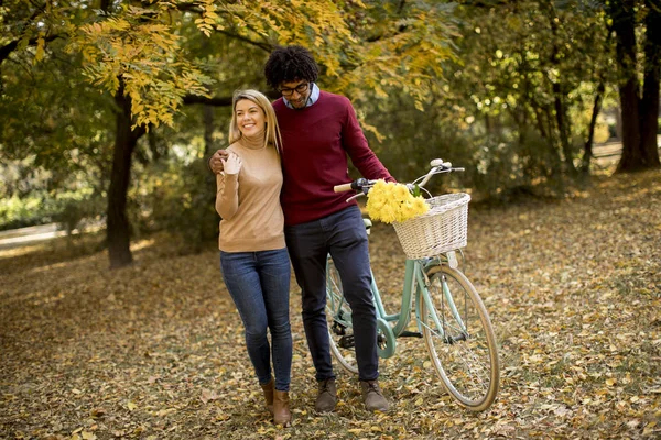 Многорасовая Молодая Пара Велосипедной Прогулкой Осеннем Парке — стоковое фото