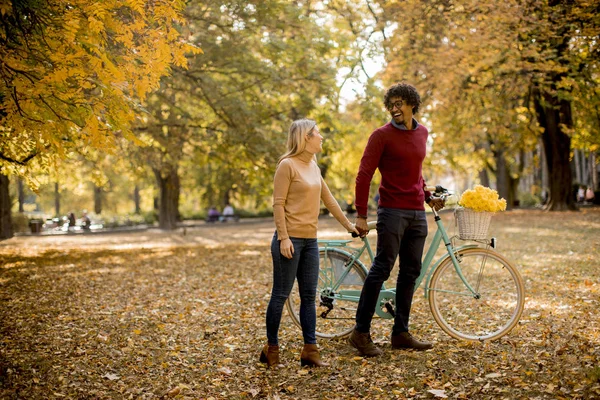 Многорасовая Молодая Пара Велосипедом Стоящая Осеннем Парке — стоковое фото