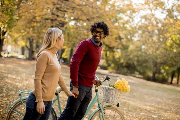 Multiracial Ung Par Med Cykel Stående Höstparken — Stockfoto