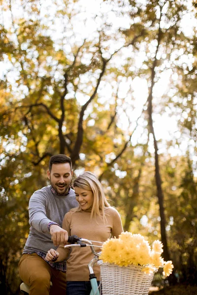 Aktif Genç Çift Golden Autumn Park Bisiklet Sürerken Eğleniyor — Stok fotoğraf