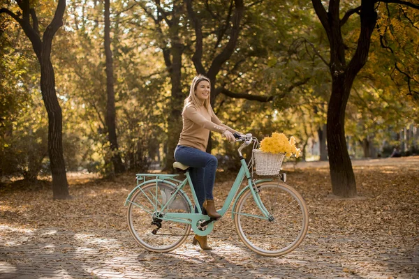 Attractive Young Woman Riding Bicycle Golden Autumn Park — Stock Photo, Image