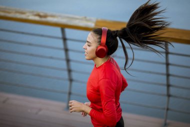 Nehir boyunca çalışan aktif genç güzel kadın, görüntüleme