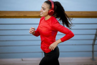 Nehir boyunca çalışan aktif genç güzel kadın, görüntüleme