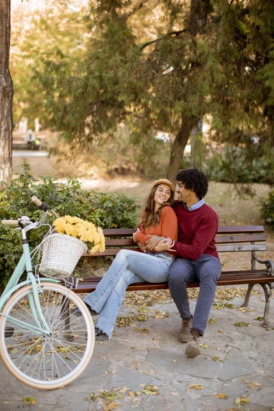 Multiratial Joven Pareja Amorosa Sentado Banco Parque Ciudad Otoño — Foto de Stock