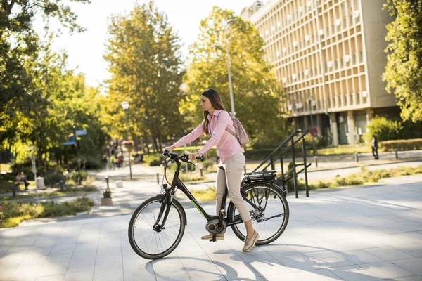 Giovane Donna Bicicletta Elettrica Ambiente Urbano — Foto Stock