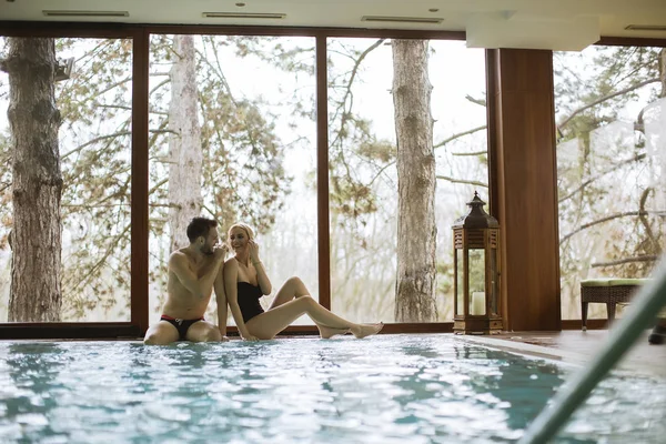 Amante Jovem Casal Relaxante Centro Spa Por Piscina — Fotografia de Stock