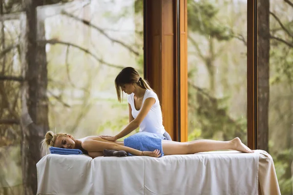 Belle Jeune Femme Relaxante Avec Massage Des Mains Spa Beauté — Photo