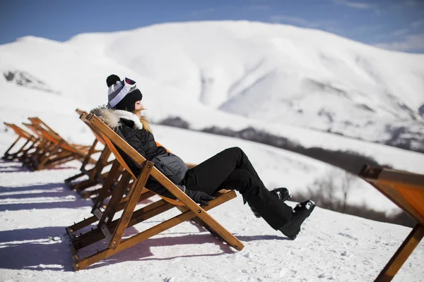 겨울에 산에서 스키를 라운지 의자에 — 스톡 사진