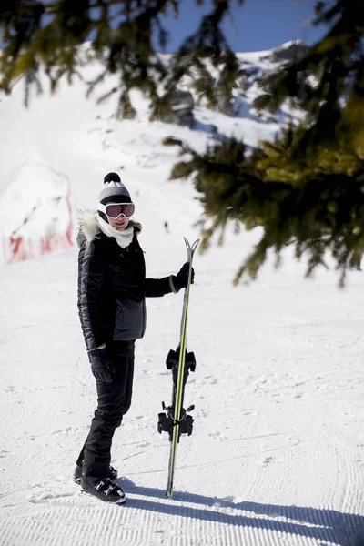 Jovem Feliz Com Equipamento Esqui Passando Férias Inverno Resort Montanha — Fotografia de Stock
