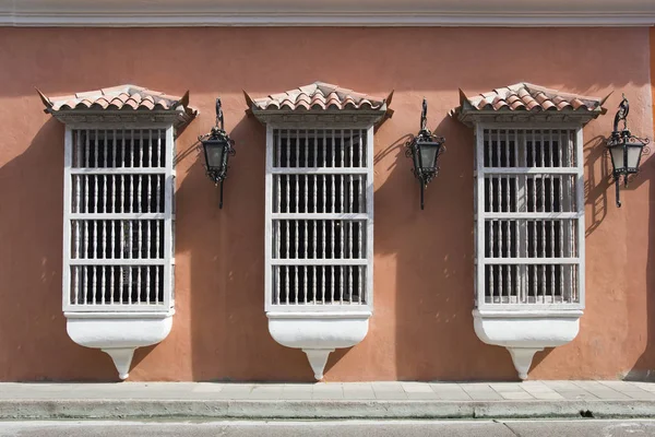 コロンビアのカルタヘナにある典型的なラテンアメリカ植民地時代の窓で見る — ストック写真