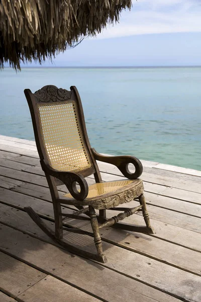 Vista Velha Cadeira Balanço Madeira Costa Mar Caribe — Fotografia de Stock